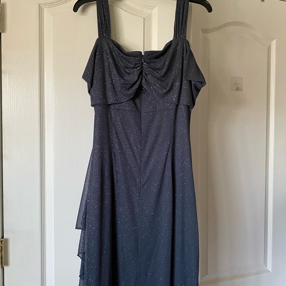 Alex evenings brand. Mother of the groom. Very shimmery. Looks great on.